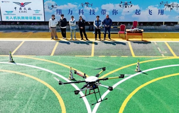 宏泰配资 无人机飞手，轻松年薪40万？