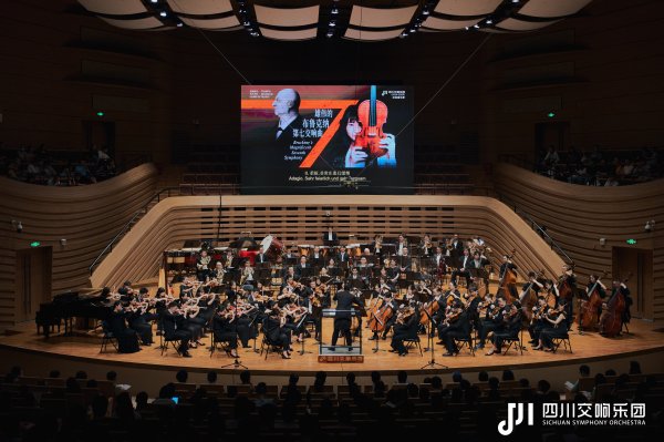 中证所 人气小提琴家蔡珂宜成都连演两场，吸引多国观众来蓉旅行